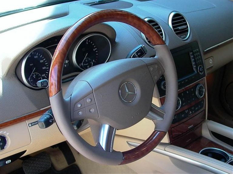 Mercedes wood steering wheel 800x600 1